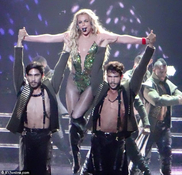 Britney Spears khoe thân hình săn chắc với loạt đồ diễn "kiệm vải" - 10
Britney Spears hiện không hò hẹn với ai. Cô tập trung chăm sóc hai con trai và phát triển sự nghiệp. Một album mới được trình làng trong năm nay hoặc năm tới cũng là mục tiêu mà công chúa nhạc Pop đặt ra cho chính mình lúc này.