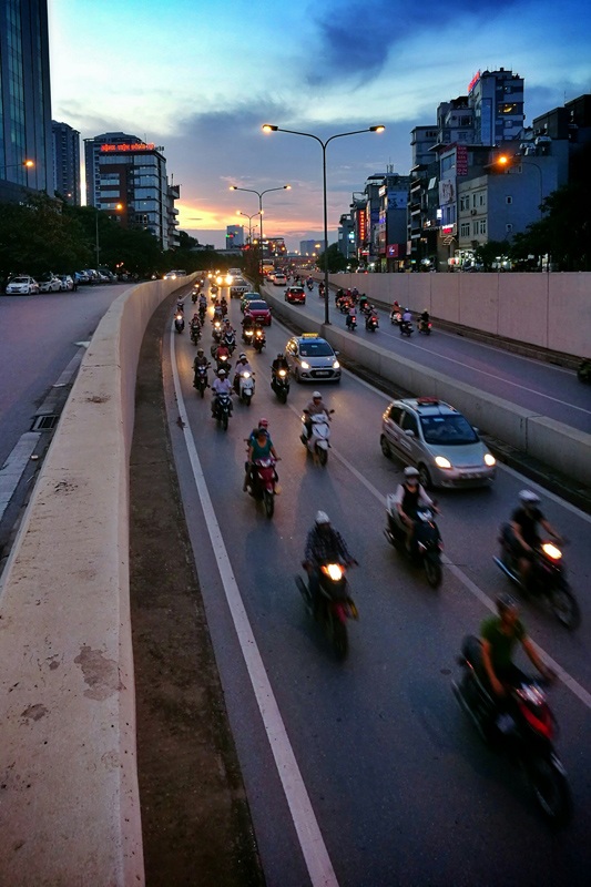 Khoảnh khắc Hà Nội qua camera kép trên điện thoại - 8
Các phương tiện giao thông trong bức hình không bị biến thành các vệt mờ khi chụp trong điều kiện ánh sáng yếu cho thấy ISO và độ mở của camera khá cao.
