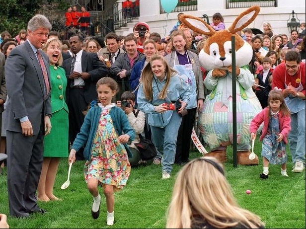 
Tổng thống Bill Clinton thổi còi trong khi phu nhân Hillary đứng bên cạnh cổ vũ trong cuộc thi lăn trứng Phục sinh tại Nhà Trắng tháng 4/1993.
