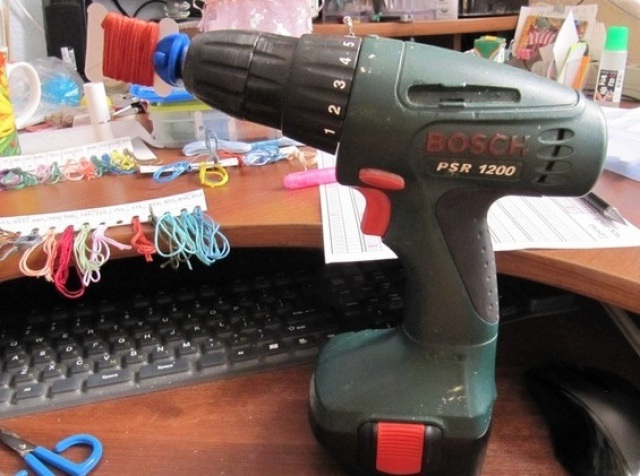 Những "phát minh" oái oăm đến từ... sự lười biếng - 8 Các bạn gái giờ đây đã có cách cuộn chỉ thừa siêu tốc rồi nhé!