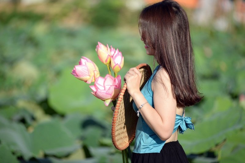 Áo dài, áo yếm đọ dáng cùng sen dưới nắng nóng - 8 Áo dài, áo yếm đọ dáng cùng sen dưới nắng nóng - 8