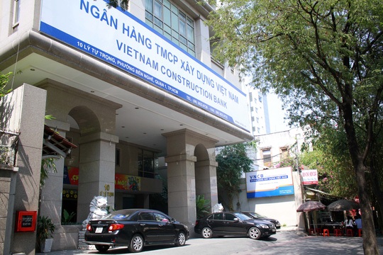 Tuy Ngân hàng Xây dựng Việt Nam bị Ngân hàng Nhà nước đặt vào tình trạng kiểm soát, mọi giao dịch có giá trị từ 5 tỉ đồng trở lên đều phải có ý kiến của tổ giám sát Ngân hàng Nhà nước. Thế nhưng, lợi dụng nắm quyền kiểm soát, chi phối VNCB, Phạm Công Danh chỉ đạo cấp dưới thực hiện lập các hồ sơ khống hòng rút tiền, vay tiền của VNCB với mục đích trả các khoản nợ, trả lãi ngoài và chi tiêu cá nhân. Từ đó Danh và đồng phạm gây thiệt hại cho VNCB trên 9.000 tỉ đồng.