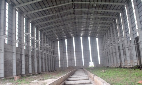 Cận cảnh nhà máy hàng nghìn tỷ do PVC làm tổng thầu “đắp chiếu” 7 năm - 8 Cỏ dại mọc bên trong nhà xưởng.