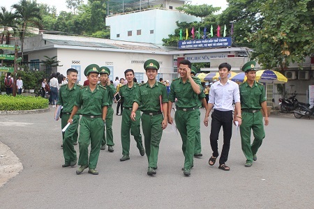 
Các anh bộ đội tham gia kỳ thi THPT quốc gia năm 2016. (Ảnh: Viết Hảo)
