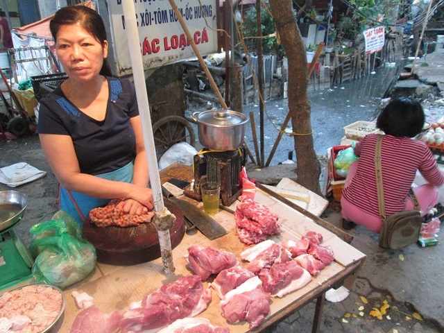 Thịt phơi bên mương nước thải. Chợ Tam Đa (Tây Hồ) nổi tiếng với mương thối đến độ người đi qua phải bịt mũi. Dù vậy thì chợ vẫn luôn họp hằng ngày.