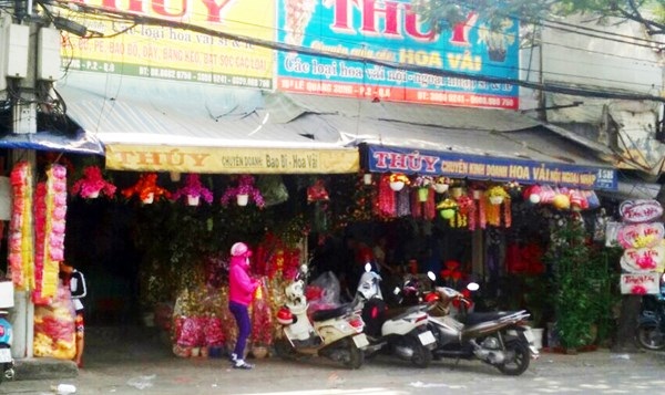 Thị trường mùa Tết: Hàng Trung Quốc tràn ngập - 8
Hoa giả được nhiều người mua bởi màu sắc và hình dáng y như thật (Ảnh: PD)
