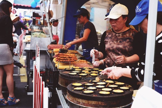 Tưng bừng hội chợ đón tết Việt ở Úc - 8 Những món ăn đậm chất Việt dễ dàng được bắt gặp tại hội chợ Footscray. Ảnh: SBS Vietnamese