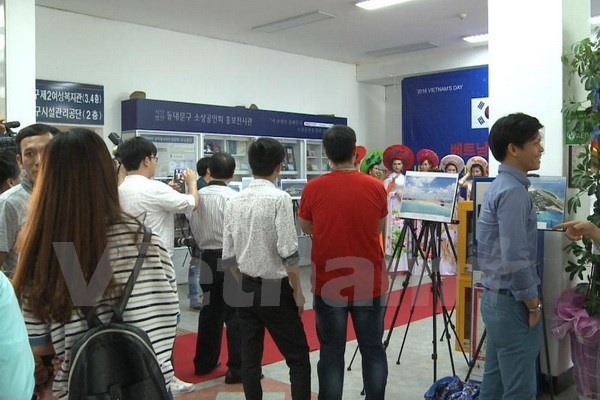 Triển lãm những hình ảnh chân thực về Biển Đông tại Hàn Quốc - 8 Quang cảnh cuộc triển lãm ảnh. (Ảnh: Phạm Duy/Vietnam+)