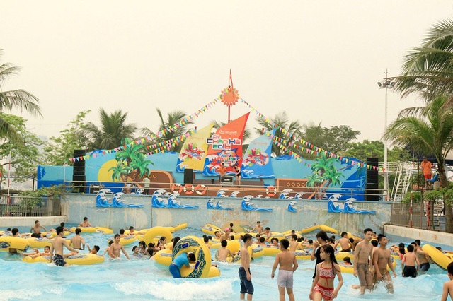 Xếp hàng dài mua vé giảm giá 80% vào Công viên nước Hồ Tây - 8