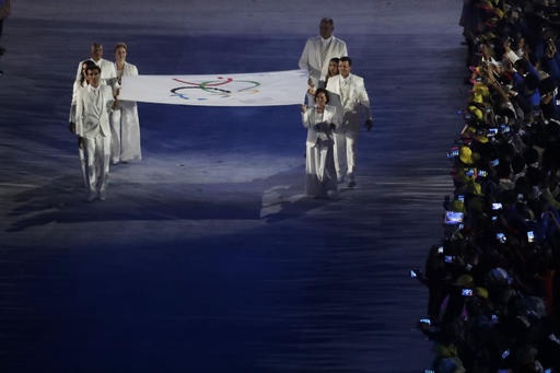Lễ khai mạc Olympic 2016: Rực rỡ sắc màu, ánh sáng - 7
Cờ Olympic được những người nổi tiếng trong làng thể thao thế giới rước tới vị trí thượng cờ