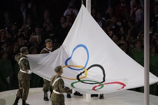 Lễ khai mạc Olympic 2016: Rực rỡ sắc màu, ánh sáng - 8
Thượng cờ Olympic Rio 2016