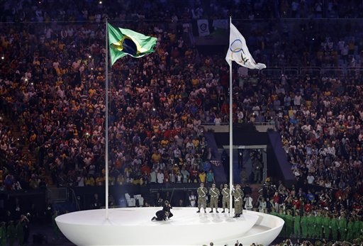 Lễ khai mạc Olympic 2016: Rực rỡ sắc màu, ánh sáng - 9
Cờ Olympic tung bay cùng cờ nước chủ nhà Brazil