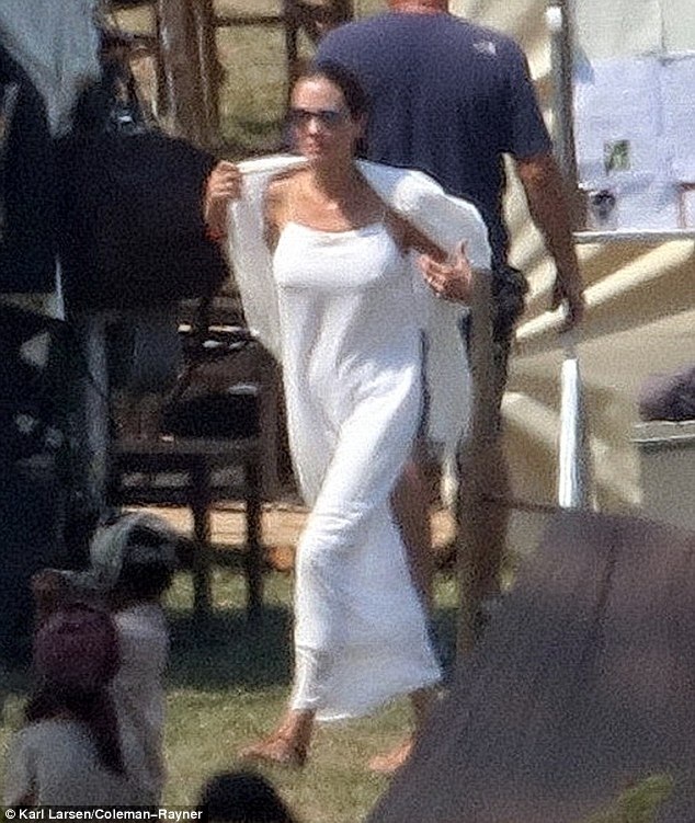 Angelina Jolie gầy xác xơ tại phim trường - 14
Ngôi sao nổi tiếng cởi bớt áo khoác vì thời tiết tại Campuchia đang khá nóng nực.