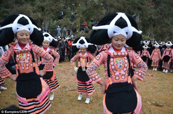 Những tập tục hôn nhân "độc nhất vô nhị" ở Trung Quốc - 8 Mũ tóc gia truyền của phụ nữ Miêu.