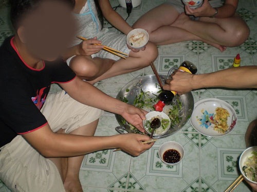 Phát ngượng vì bạn trọ dẫn người yêu về phòng - 2
Việc thổi cơm chung nhưng không góp gạo cũng gây rắc rối cho các sinh viên ở ghép (ảnh minh họa)
