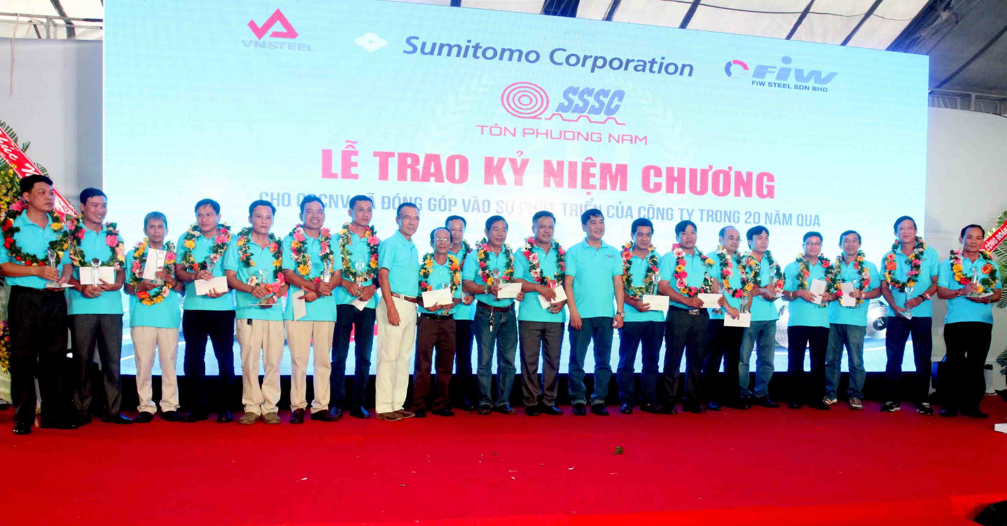 Sôi động “Ngày hội gia đình Tôn Phương Nam” - 3
Vinh danh tập thể cán bộ có có thành tích đóng góp vào sự phát triển của Tôn Phương Nam trong suốt 21 năm qua.