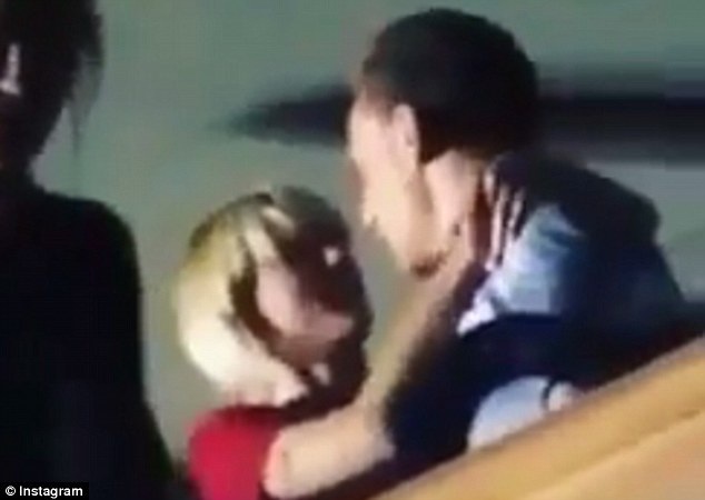 Taylor Swift dịu dàng nắm tay bạn trai mới - 17