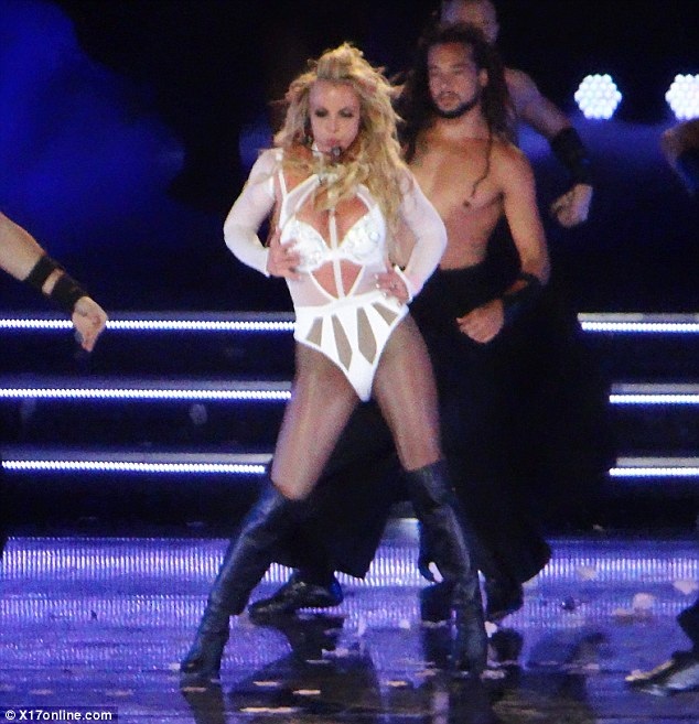 Britney Spears khoe thân hình săn chắc với loạt đồ diễn "kiệm vải" - 9 Britney Spears khoe thân hình săn chắc với loạt đồ diễn "kiệm vải" - 9