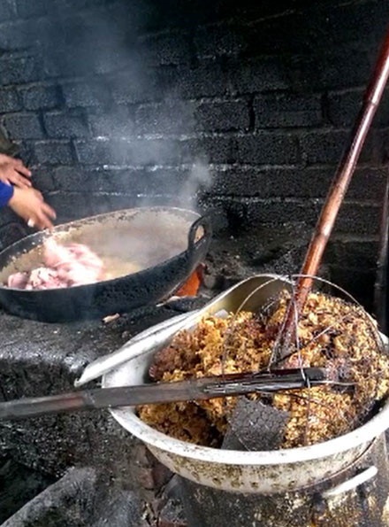 Thực phẩm bẩn - người dân đang bị “đầu độc” bởi sự vô cảm của các cơ quan quản lý? - 9 Khi vào vai con buôn, nhóm PV chúng tôi thường xuyên phải mua mỡ và tóp mỡ dạng này với giá vài nghìn đồng một lít để đi đổ bỏ.
