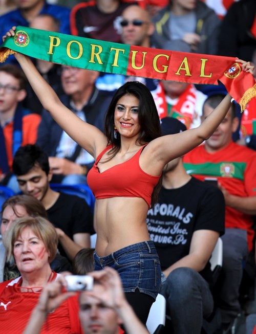 Say đắm miền gái đẹp trên khán đài EURO - 9 Say đắm miền gái đẹp trên khán đài EURO - 9