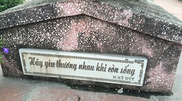
Một dòng nhật ký của liệt sĩ Đặng Thùy Trâm được khắc trên bia mộ.

