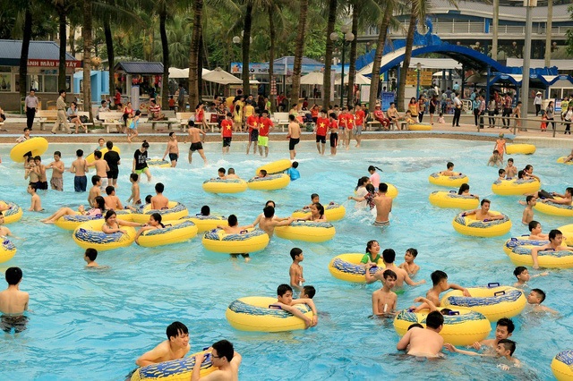 Xếp hàng dài mua vé giảm giá 80% vào Công viên nước Hồ Tây - 9