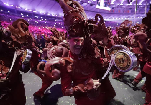 Lễ khai mạc Olympic 2016: Rực rỡ sắc màu, ánh sáng - 5
12 đội trống đến từ các vũ đoàn samba lớn nhất Brazil đã tụ hội tại lễ khai mạc Olympic Rio 2016