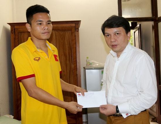 Hai tuyển thủ được hỗ trợ tiền chữa trị sau trận Iraq - 1 Tổng thư ký VFF Lê Hoài Anh (phải) trao tiền hỗ trợ cho tuyển thủ bị chấn thương