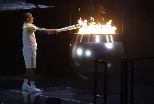 Lễ khai mạc Olympic 2016: Rực rỡ sắc màu, ánh sáng - 2
Vanderlei de Lima thắp đài lửa Olympic ở sân vận động Maracana