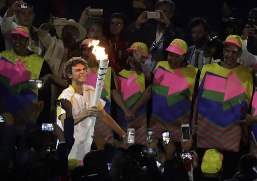 Lễ khai mạc Olympic 2016: Rực rỡ sắc màu, ánh sáng - 1
Cựu vận động viên tennis Gustavo Kuerten đưa đuốc vào sân vận động Maracana