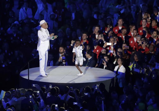 Lễ khai mạc Olympic 2016: Rực rỡ sắc màu, ánh sáng - 3
Ca sĩ Wilson das Neves trình diễn với màn vũ đạo của một em bé. Quan tâm tới giáo dục trẻ em cũng là một thông điệp được nước chủ nhà Brazil nhắn nhủ qua kỳ Olympic ở Rio