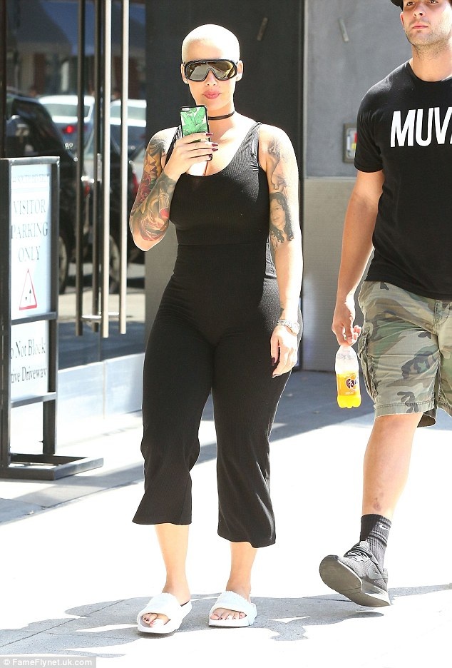 Vũ nữ thoát y hào hứng chuẩn bị thi nhảy - 1
Amber Rose đi mua sắm tại Beverly Hills ngày 8/9 vừa qua