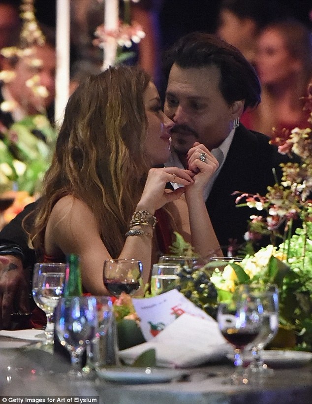 
Khoảnh khắc hạnh phúc của vợ chồng Amber Heard - Deep
