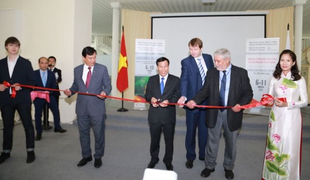 Nhiều chương trình hợp tác văn hóa, du lịch Việt – Nga sẽ được triển khai - 3
Bộ trưởng Nguyễn Ngọc Thiện và đại diện Bộ Văn hoá Nga cắt băng khai mạc triển lãm tranh lụa Việt Nam.