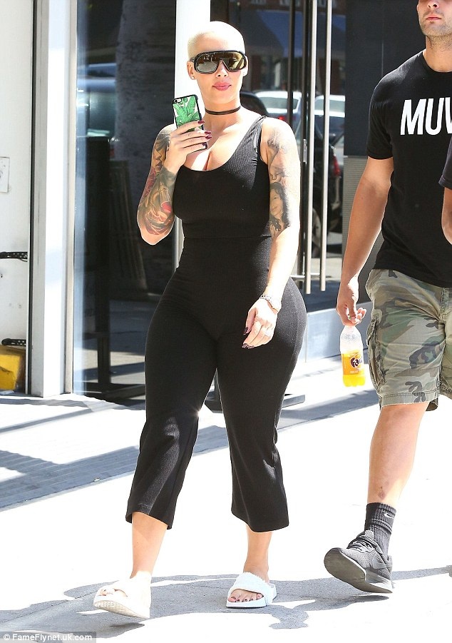 Vũ nữ thoát y hào hứng chuẩn bị thi nhảy - 4
Amber Rose gần đây rất giàu có, nổi tiếng và đắt show sự kiện