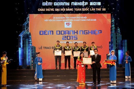 Dược sĩ Lê Thị Bình vinh dự nhận Bằng khen doanh nhân xuất sắc do UBND TP trao tặng