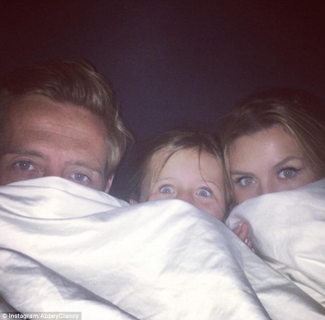 Vóc dáng đáng ghen tỵ của vợ "sếu vườn" Peter Crouch - 6
Đời tư của chân dài rất êm đềm, cô có hai công chúa với chồng - cầu thủ bóng đá nổi tiếng 1 thời Peter Crouch
