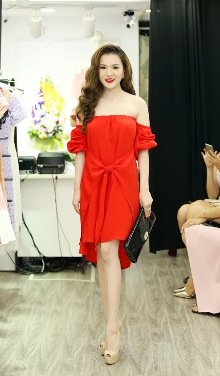 
Ngọc Châm diện bộ đầm đỏ quyến rũ khoe vai trần
