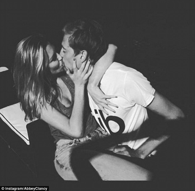 Vóc dáng đáng ghen tỵ của vợ "sếu vườn" Peter Crouch - 7
Clancy và Peter Crouch hẹn hò từ năm 2006, kết hôn vào năm 2011 sau khi con gái đầu lòng chào đời và giờ đây vẫn tình tứ như thưở mới yêu.