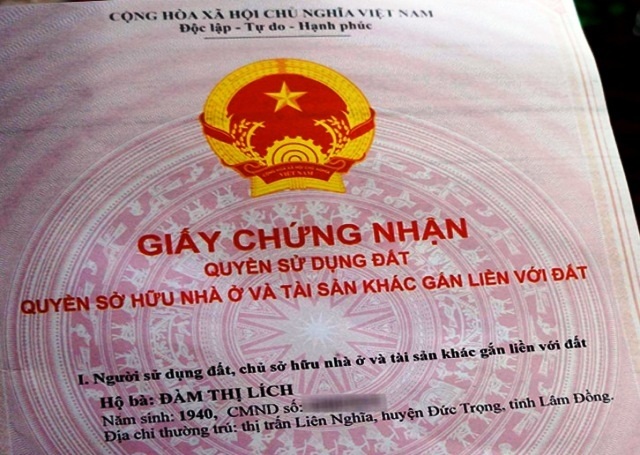 Xử lý cán bộ “buộc” người dân nộp hơn 5,7 tỷ đồng tiền sử dụng đất trái quy định - 1
Bà Lích đã được cấp giấy chứng nhận quyền sử dụng đất sau nhiều năm nộp đơn khiếu nại.