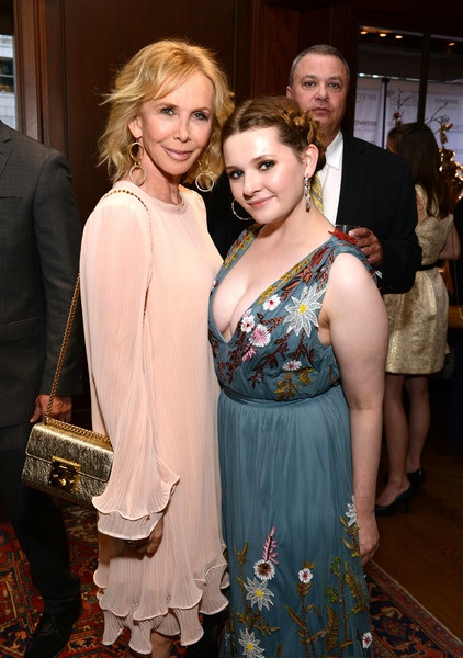 20 tuổi, sao từng được đề cử Oscar đã vô cùng gợi cảm - 7
Abigail Breslin chụp hình cùng diễn viên kỳ cựu Trudie Styler trong sự kiện.