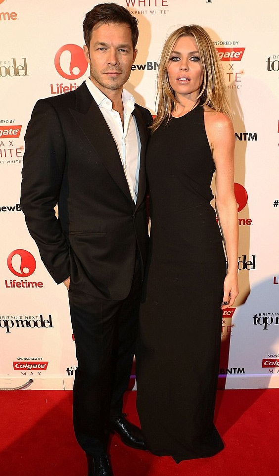 Choáng trước màn khoe chân với váy hở không nội y của siêu mẫu Anh - 4
Abbey chụp ảnh cùng siêu mẫu Paul Sculfor