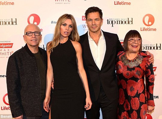 Choáng trước màn khoe chân với váy hở không nội y của siêu mẫu Anh - 5
Abbey hiện là một trong những người mẫu được yêu thích nhất tại Anh dù cô đã qua hai lần sinh nở. Abbey còn tham gia khá nhiều chương trình truyền hình thực tế của Anh và có một lượng fan không nhỏ.