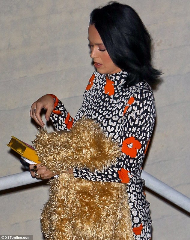 
Katy Perry ăn vận kín đáo
