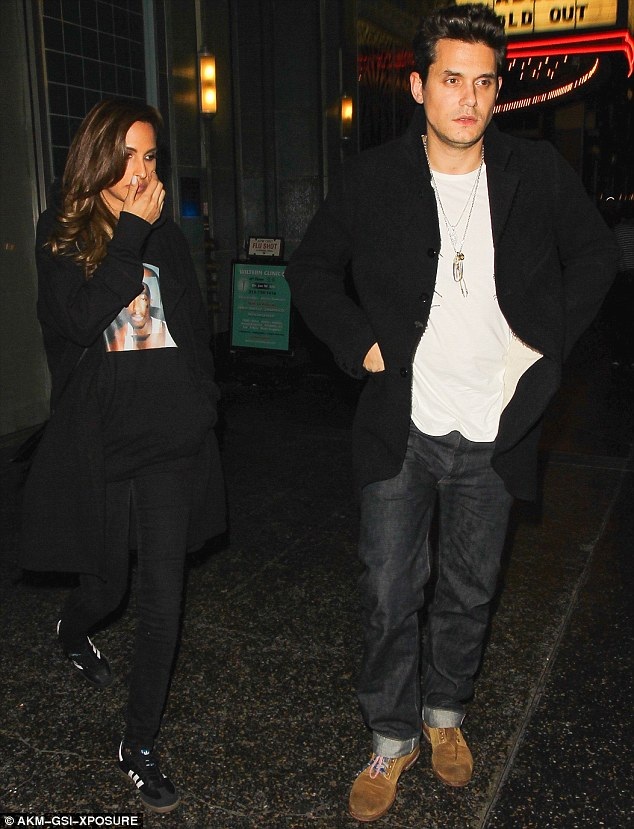 
Bạn trai cũ của Katy - ca sỹ John Mayer cũng tới xem show diễn cùng bạn gái mới
