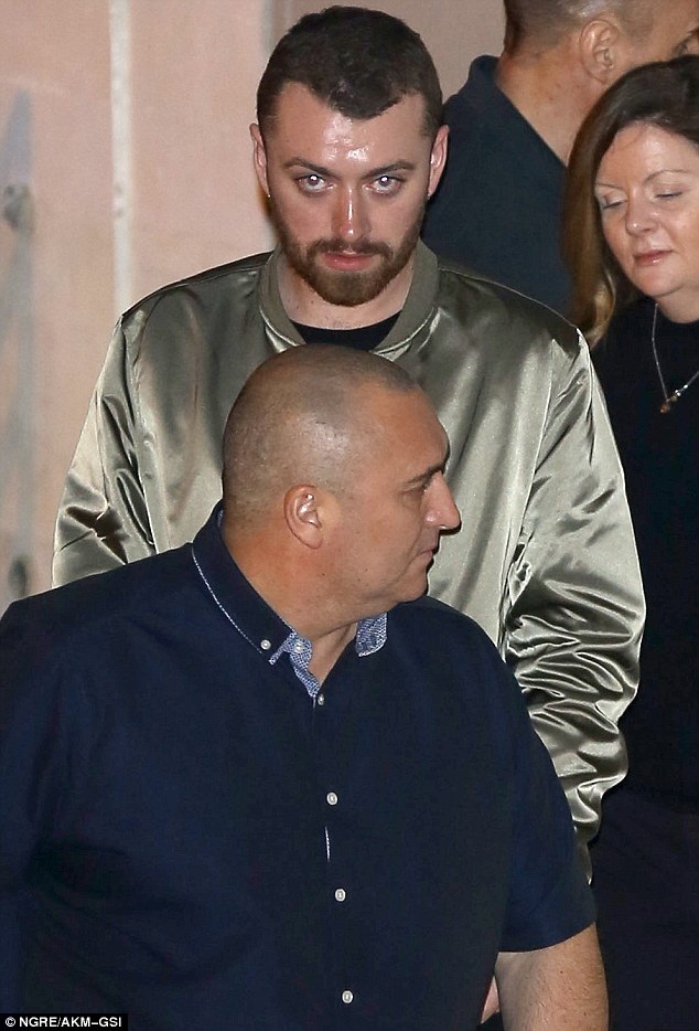 
Ngôi sao ca nhạc nổi tiếng Sam Smith đi cùng vệ sỹ tới buổi hòa nhạc
