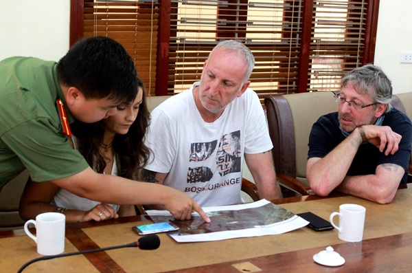 Hơn 100 người tham gia tìm kiếm du khách Anh bị mất tích khi leo núi Fansipan - 2 Đại diện gia đình nạn nhân và cơ quan chức năng Sa Pa thống nhất vị trí tìm kiếm anh Aiden Webb bị mất tích từ ngày 4/6/2016. (Ảnh: Báo Lào Cai)