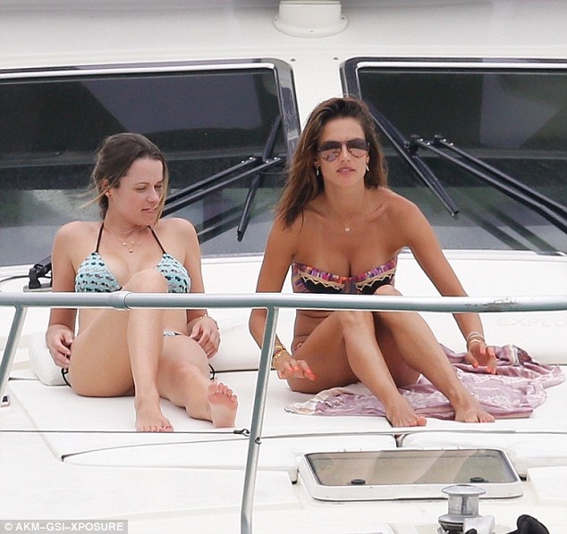 
Bà mẹ hai con vui vẻ trò chuyện với bạn bè
