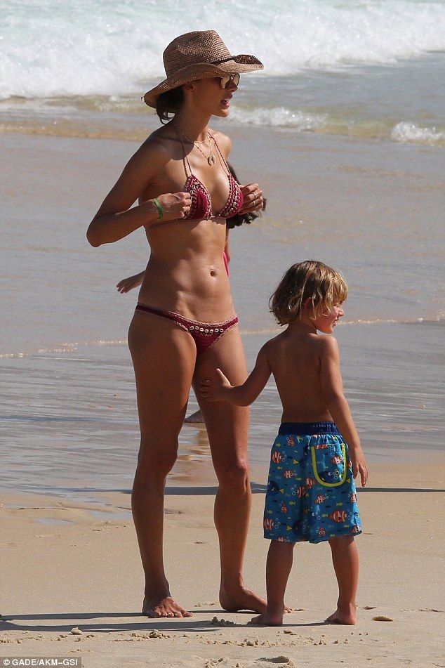 Thiên thần nội y đẹp hoàn hảo từ mọi góc nhìn - 4
Alessandra Ambrosio là một trong những biểu tượng của làng thời trang quốc tế - cũng là niềm tự hào của Brazil, vì thế cô được mời tham gia nhiều sự kiện quảng bá cho Thế vận hội năm nay