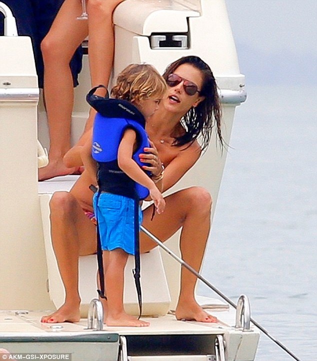 
Bà mẹ xinh đẹp chăm chút con trai nhỏ
